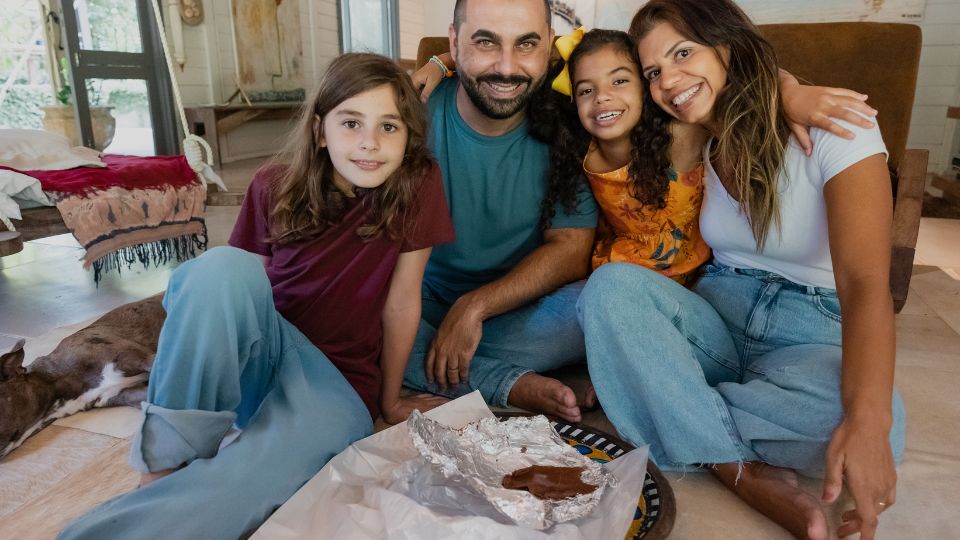 enfant et adulte se réunissant autour d'une tablette de chocolat pour l'heure du goûter