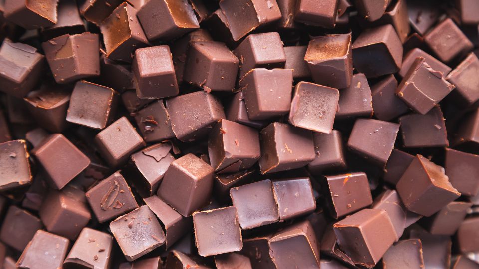 morceaux de chocolat coupé en petit